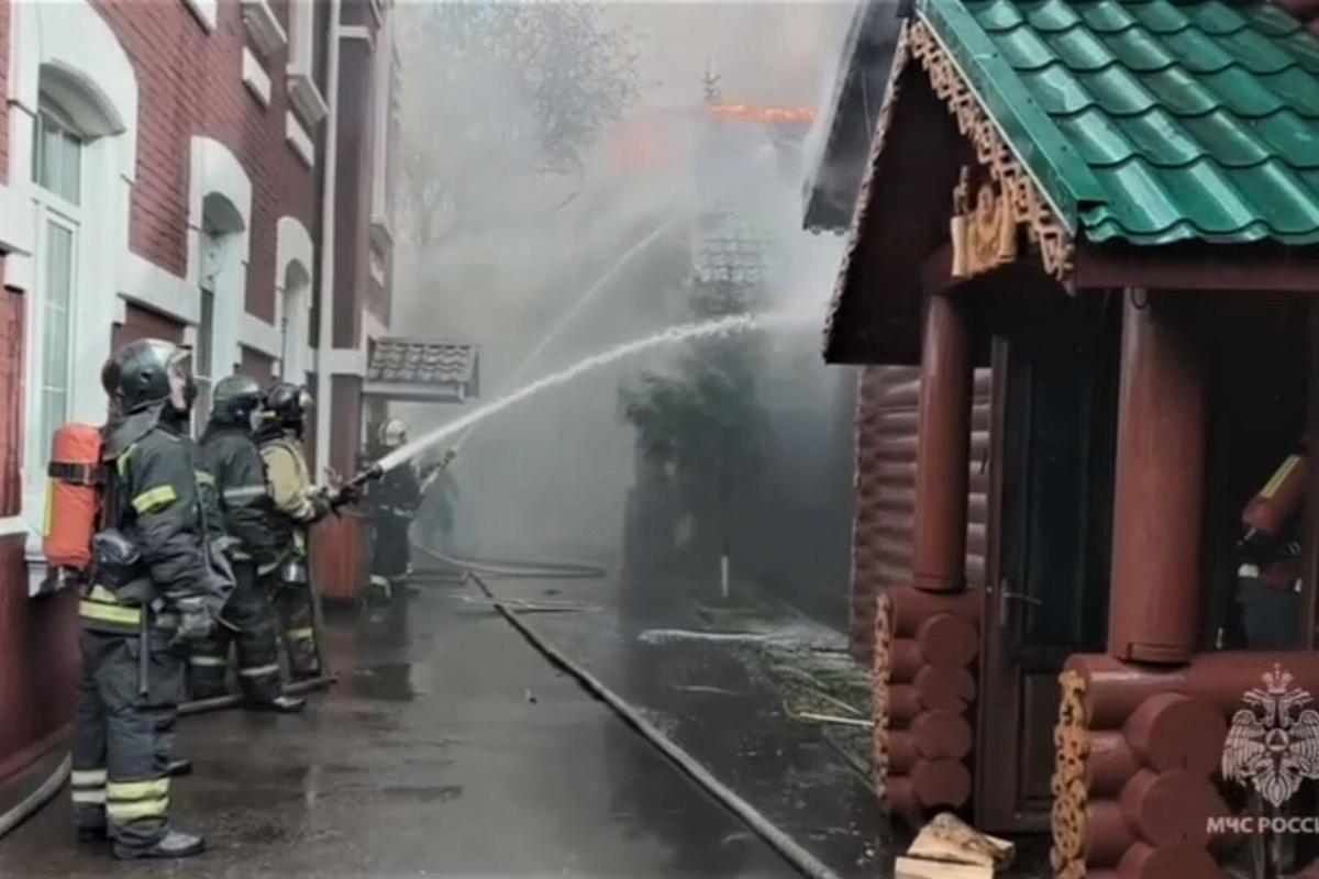 Пожарные Москвы справились с огнем на территории бань