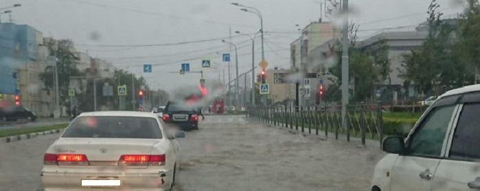 На Сахалине бушует мощный тайфун, по улицам Южно-Сахалинска плывут автомобили - видео