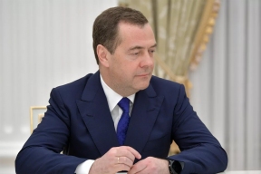 Медведев с иронией отметил, что Трампу стоит поторопиться с Гренландией