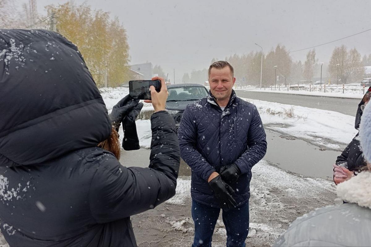 Долгожданный и необходимый для жителей объект: депутат горсовета Роман Гуща проконтролировал ход строительства тротуара к новой поликлинике в Новосибирске