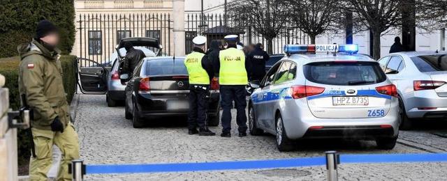 В Варшаве автомобиль таранил ворота президентского дворца