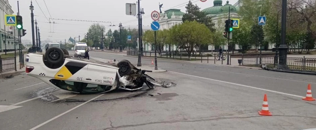 В центре Омска пьяный таксист перевернулся на машине после столкновения с дорожным знаком