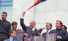 Расстрел Белого Дома, пьяные танцы, скандалы. Как Ельцин удержался у власти 8 лет?