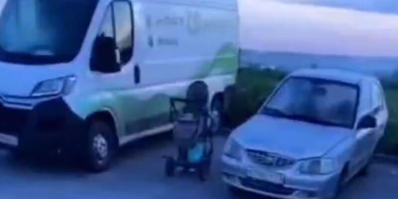 В Туле брошенный в коляске двухмесячный младенец исходил криком на парковке, а его мать спала дома