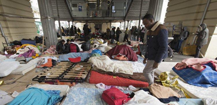 В Париже снесли лагерь мигрантов у станции метро «Сталинград»