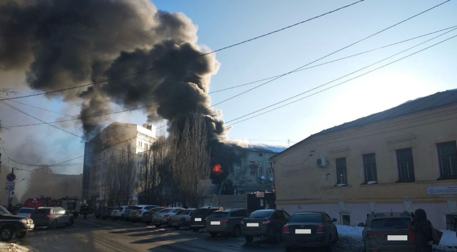 В центре Кирова загорелась шиномонтажка