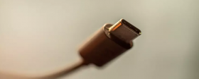 Gizmochina: Apple угрожает перегревом iPhone 15 при использовании для зарядки кабеля USB-C от Android