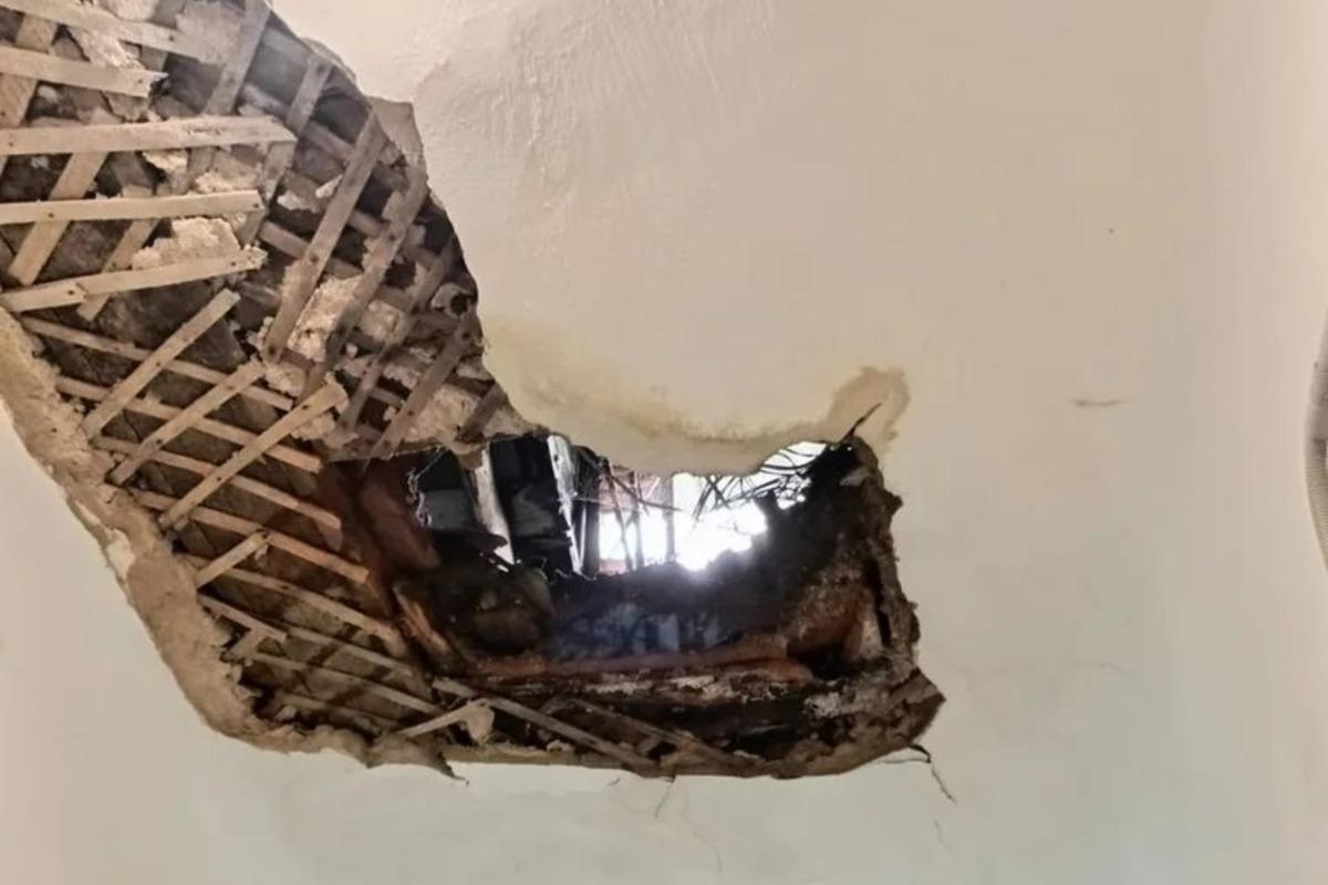 В прокуратуре пообещали разобраться с провалившейся крышей в одном из домов Челябинска