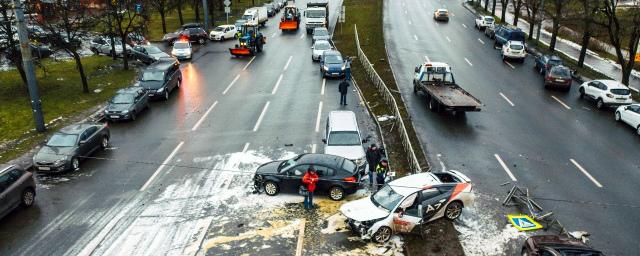 Петербурженка устроила массовое ДТП во время тест-драйва