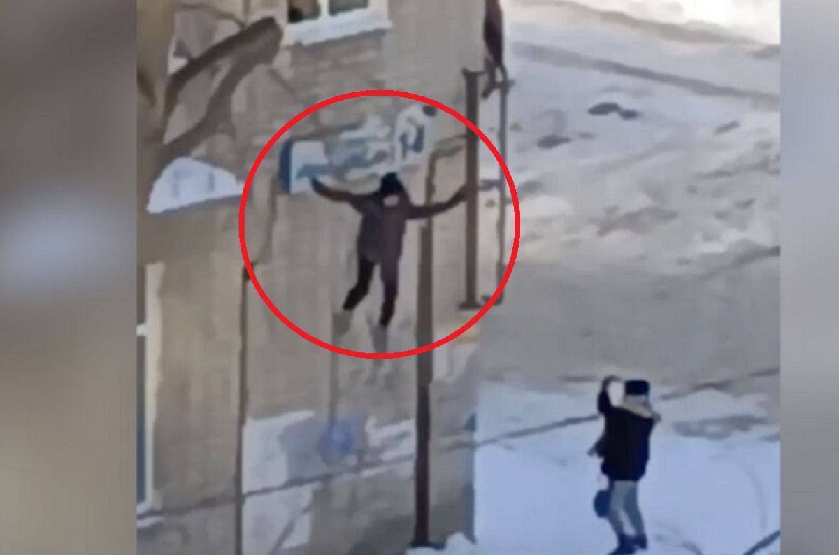 В Екатеринбурге школьник вышел на прогулку с другом через окно 2-го этажа, спрыгнув в сугроб