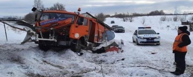 В Башкирии на перегоне столкнулись КамАз и грузовой поезд