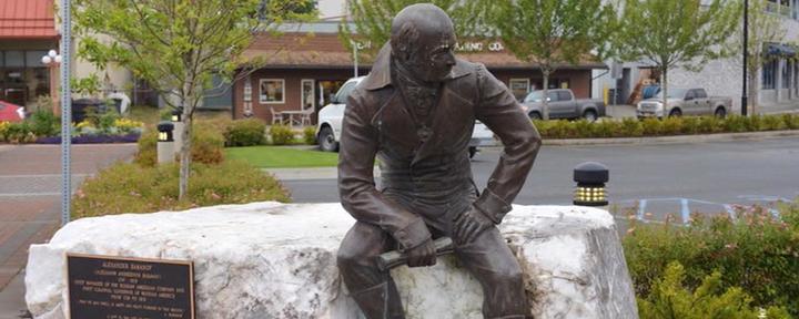 Власти Магадана готовы забрать из США памятник губернатору Аляски