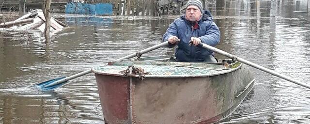 Жители Брянской области из-за паводка начали передвигаться по улицам на лодках