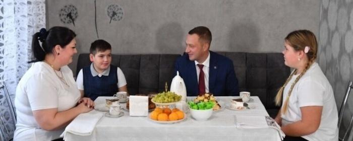 Саратовский губернатор Бусаргин побывал в гостях у семьи участника СВО