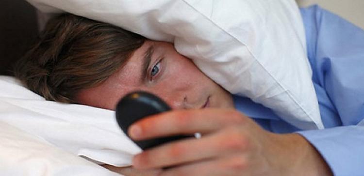 Ученые: Разговоры по мобильному перед сном вредны для здоровья