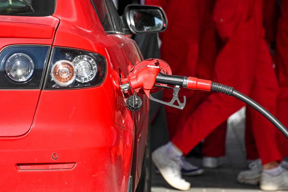 Бензин АИ-100 стал люксовым товаром из-за цены