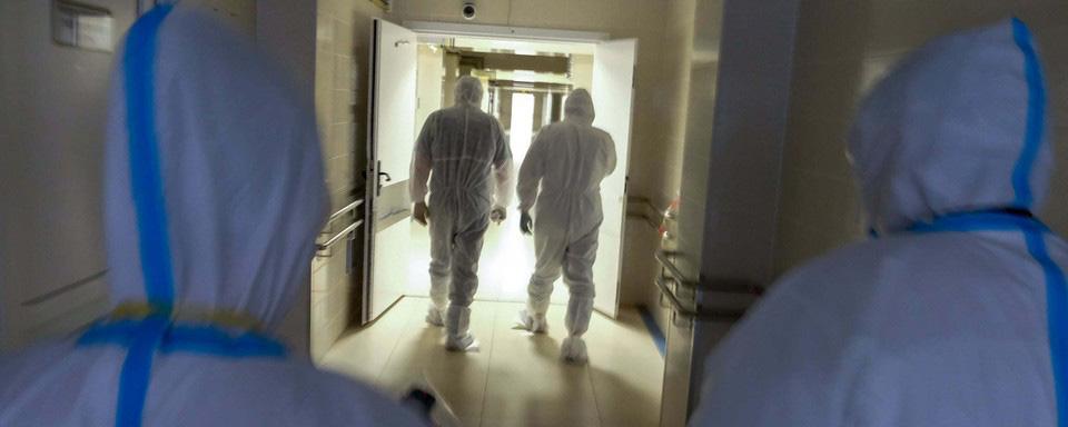 Вирусолог Бутенко предупредил о риске появления новых мутаций COVID-19 в России