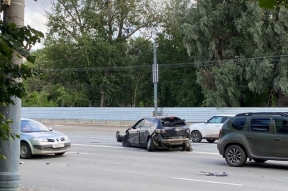 В Челябинске водитель Mazda сбежал с места ДТП, после того как «зацепил» на проспекте Ленина Lada Granta и автобус