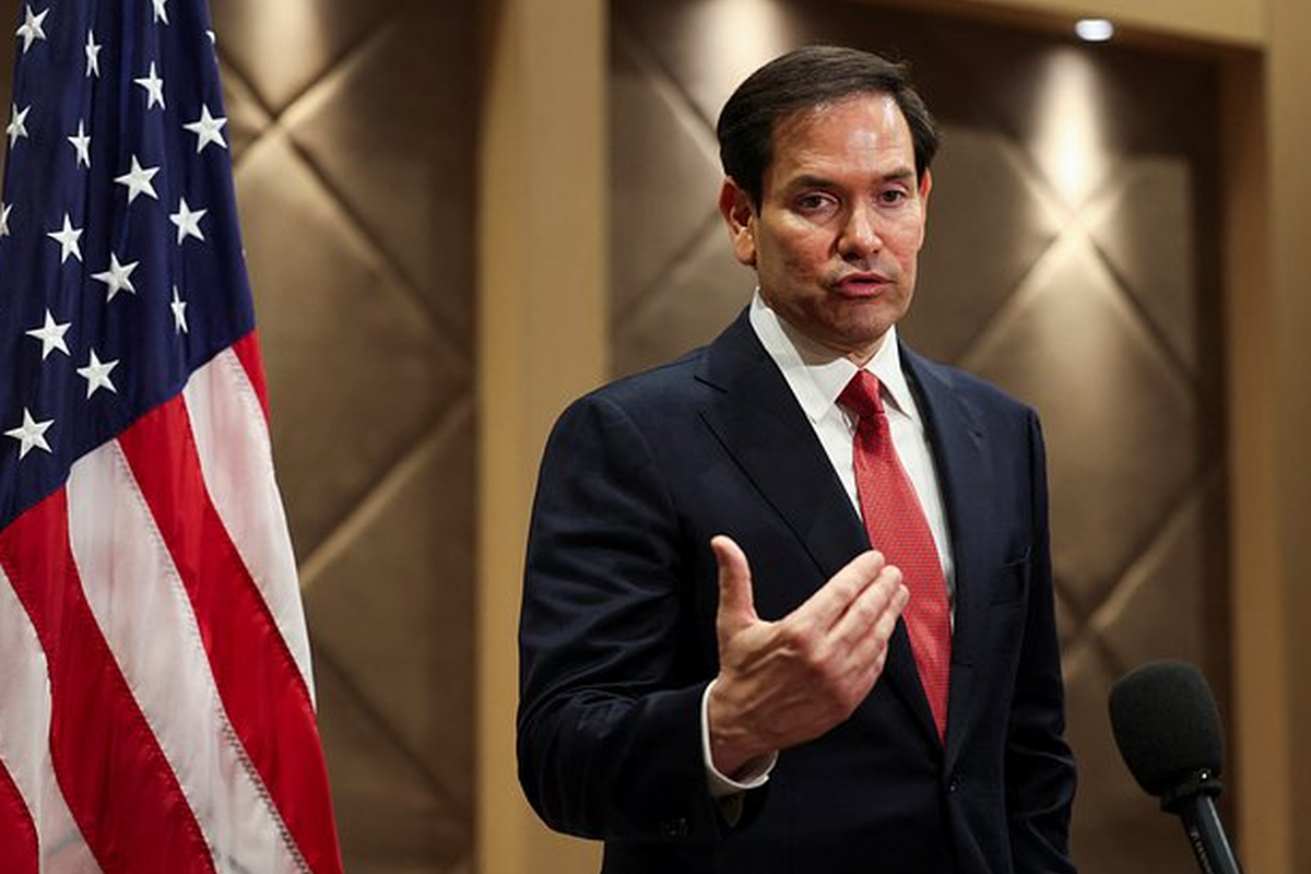 Госсекретарь США не поддался на провокации конгрессмена, который требовал назвать Путина «военным преступником»