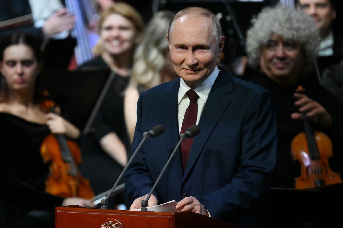 Путина поздравили с днём рождения лидеры более 40 стран