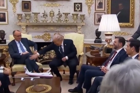 «Вот как я это сделаю»: Трамп при всех стукнул канцлера Германии, объясняя, почему США пора наказать Берлин