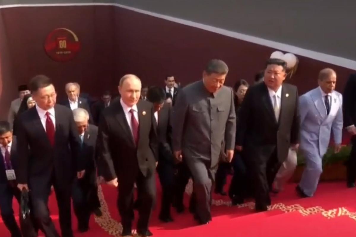 Путин, Си Цзиньпин и Ким Чен Ын находятся на трибунах в Пекине