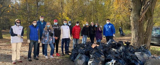В Красногорске на субботнике в лесополосе собрали 8 кубометров мусора