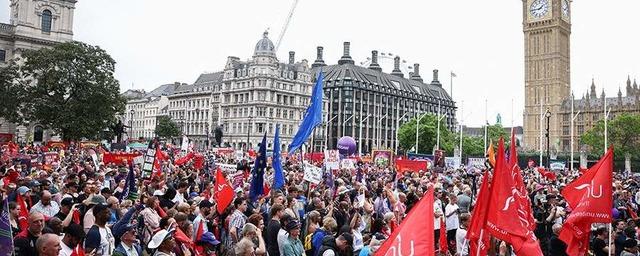 В Лондоне тысячи людей вышли на акцию протеста из-за экономического кризиса