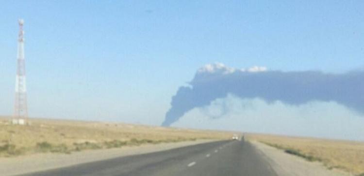 В Казахстане на одном из месторождений горит нефтяной котлован