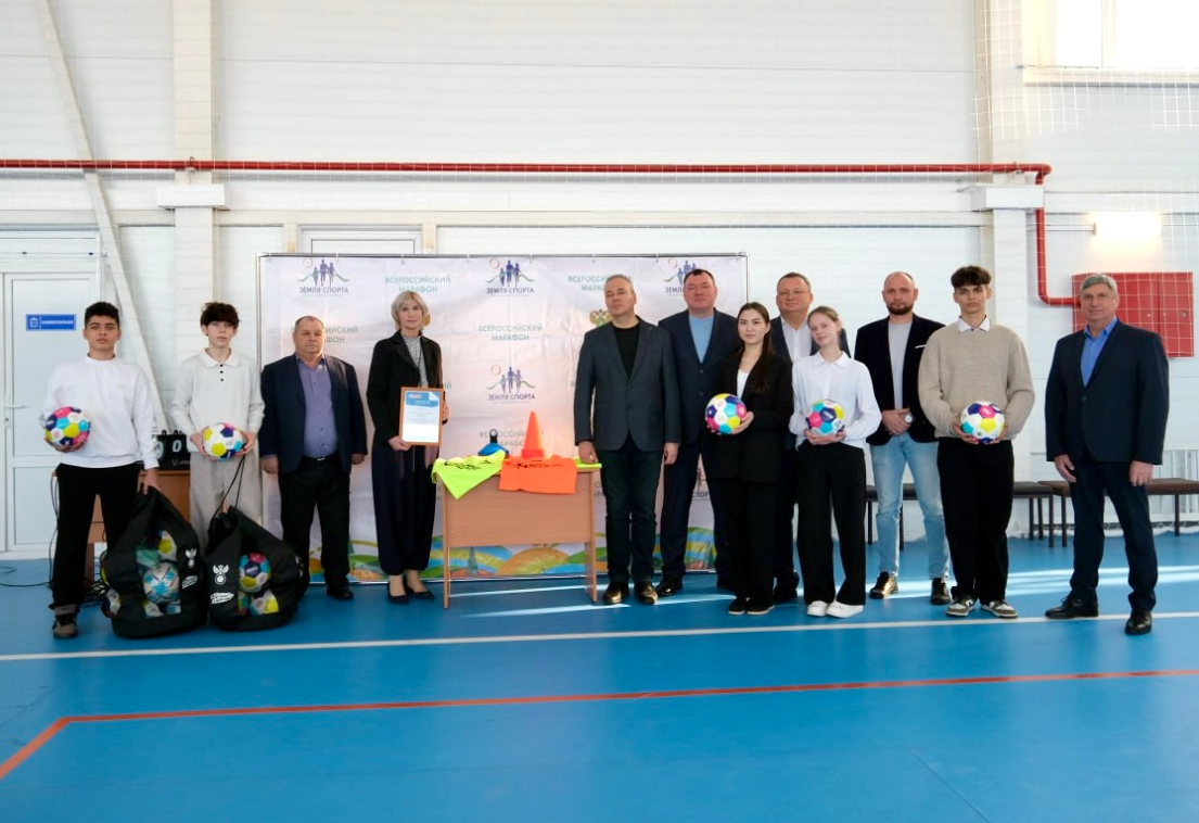 Председатель Думы Астраханской области Игорь Мартынов посетил ФОК закрытого типа в Камызяке, построенный в рамках нацпроекта