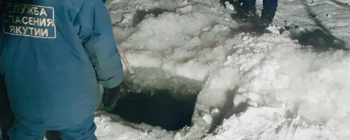 Якутские спасатели извлекли из воды тело одного из мужчин, провалившихся под лед на реке Лене