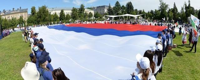 В центре Казани развернули самый большой флаг РФ в республике