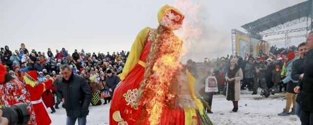 Чучело Масленицы. Масленица площадки. Сибирская Масленица.