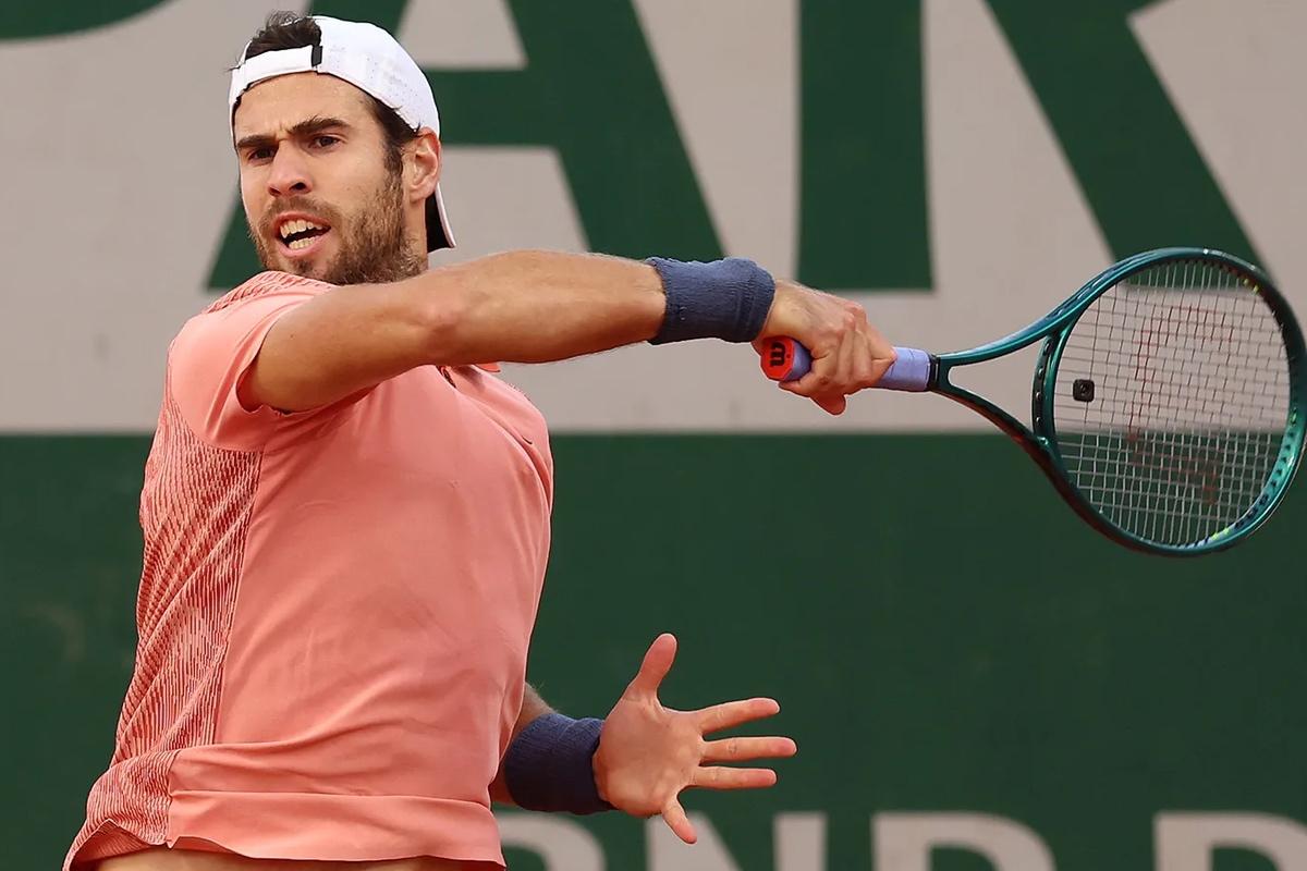 Хачанов вышел в четвертьфинал турнира ATP 250 в Женеве после снятия Нисикори