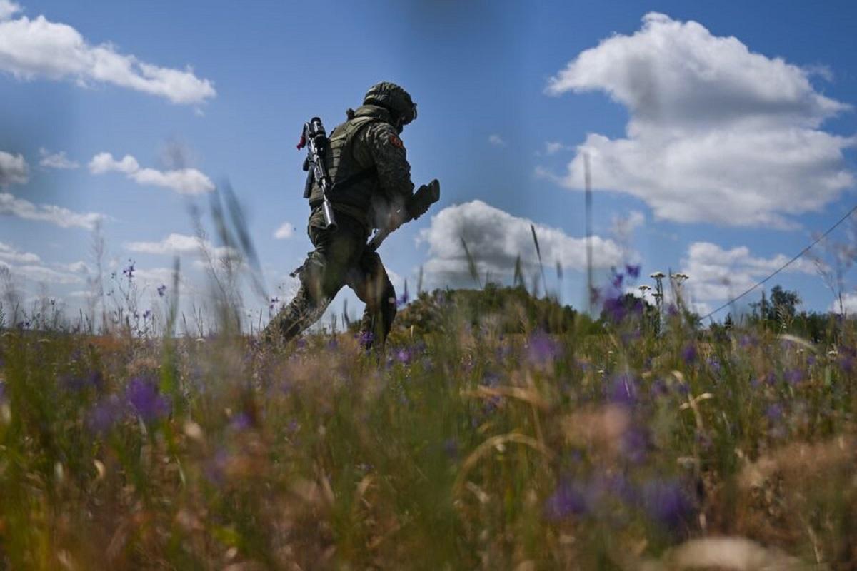 Отец вынес на руках раненого сына с поля боя в зоне СВО