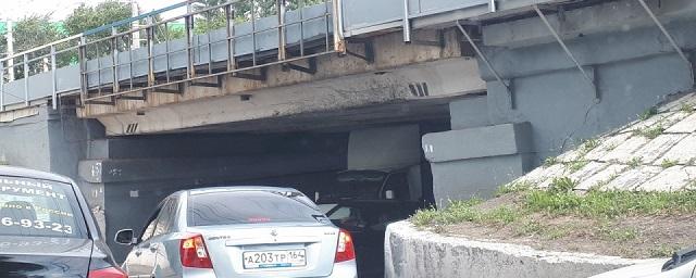 В Саратове под «Мостом глупости» застряла новая «Газель»