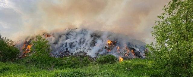 Во Мценске с 4 июня продолжают тушить пожар на мусорном полигоне