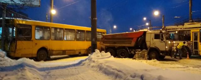 В Мурманске при столкновении автобуса и самосвала пострадали люди