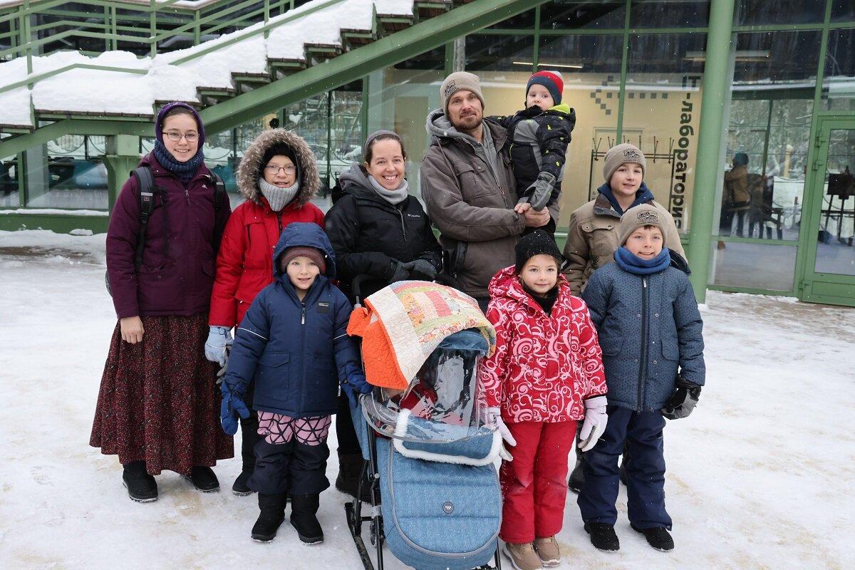 Многодетная семья переселенцев осталась без денег в столице Приволжья