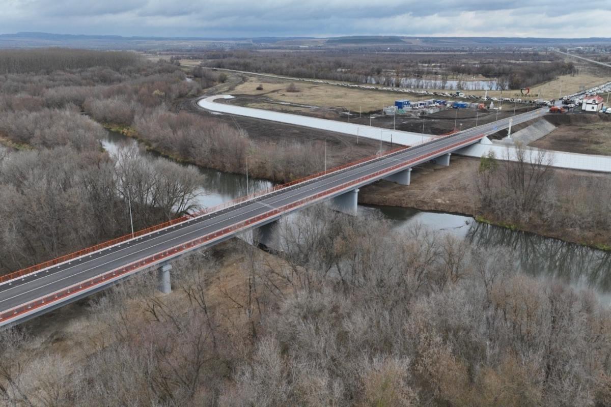 В Башкирии дорожники досрочно ввели в строй после реконструкции мост через реку Ик
