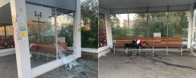 В Омске вандалы разбили стекло остановочного павильона