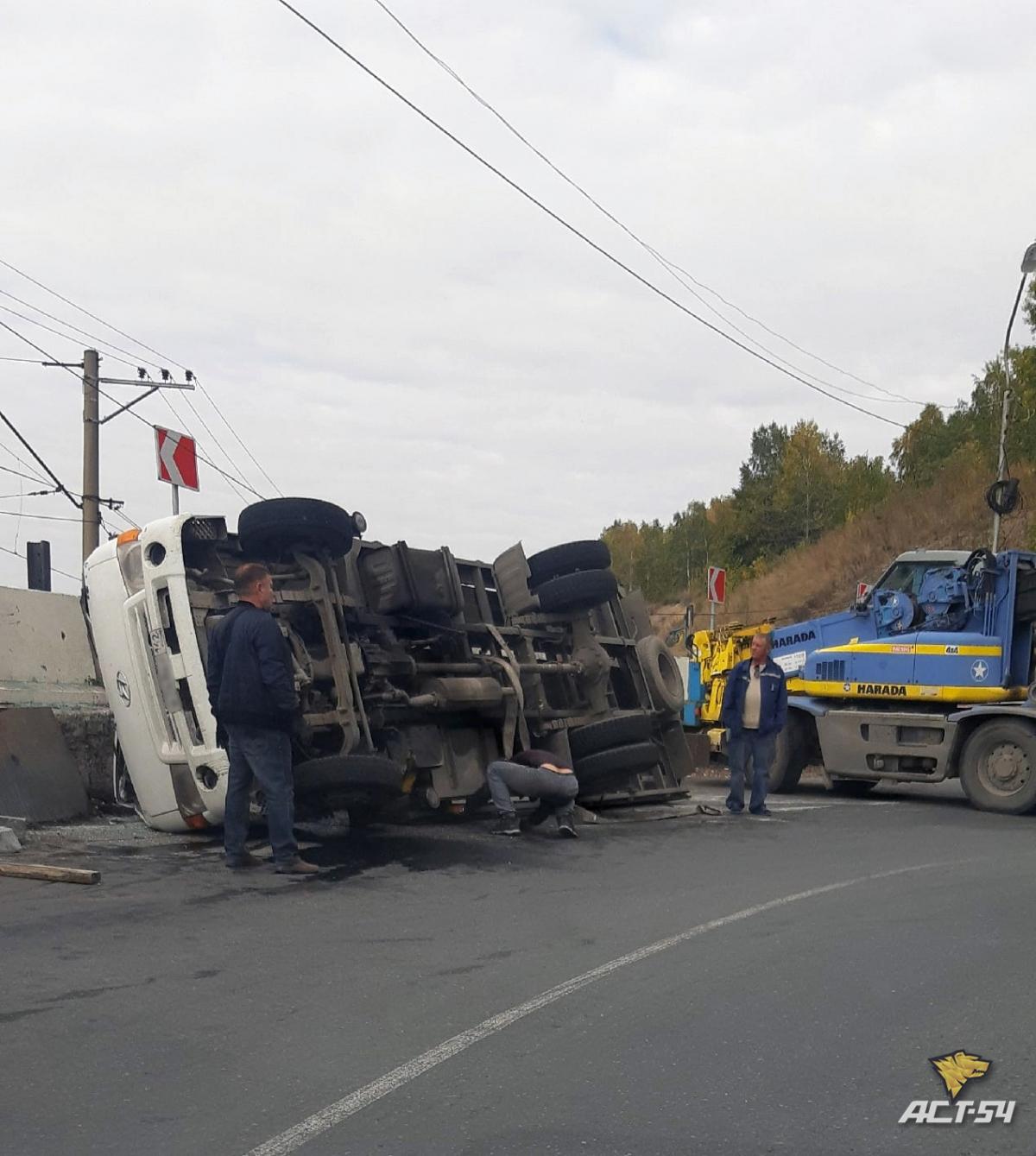 В Новосибирске грузовик перевернулся при спуске на улицу Большевистскую