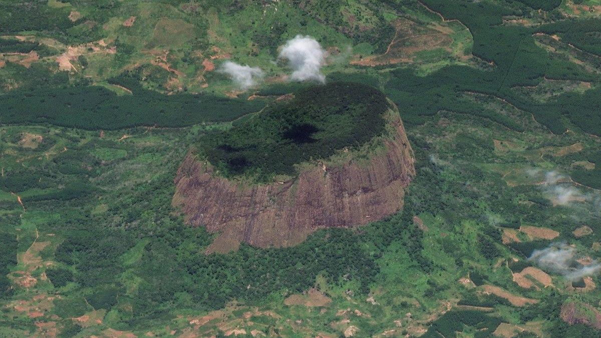 Загадка африканской горы Лико, которая скрывала затерянный мир до начала ХХI века