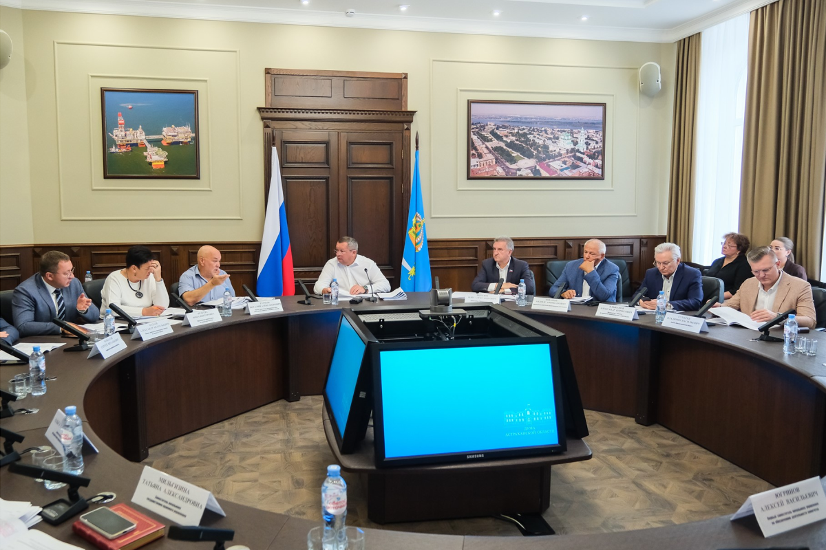 Председатель Игорь Мартынов: Дума Астраханской области поддержала федеральный законопроект, способствующий созданию гибкой системы профобразования