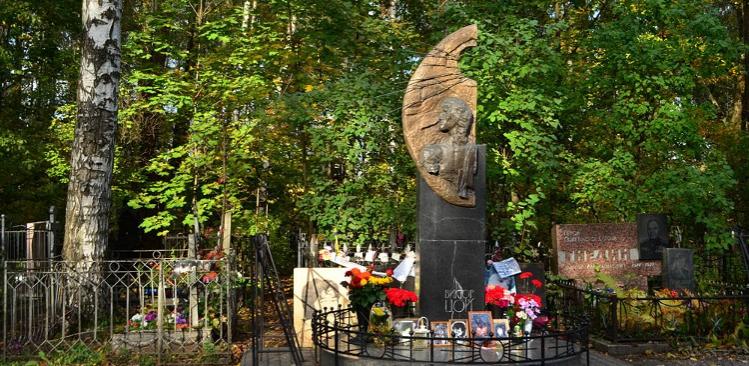 Фанаты Цоя на могиле музыканта избили жителя Петербурга