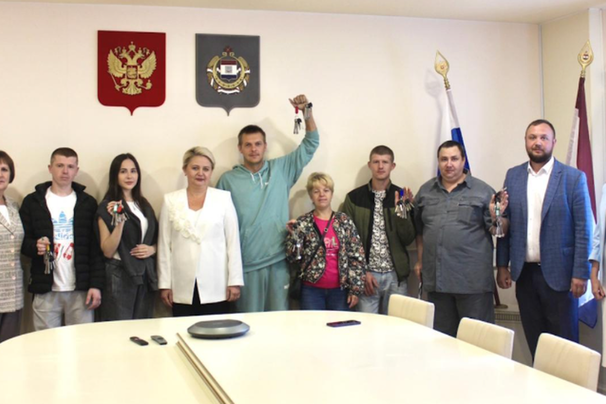 Детям-сиротам в Мордовии вручили ключи от новых квартир