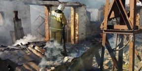 В результате налета украинских дронов на поселок Теткино в Курской области загорелись три дома