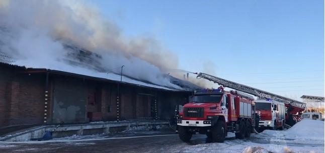 В Приморье локализовали пожар на алкогольном складе площадью 1000 квадратных метров