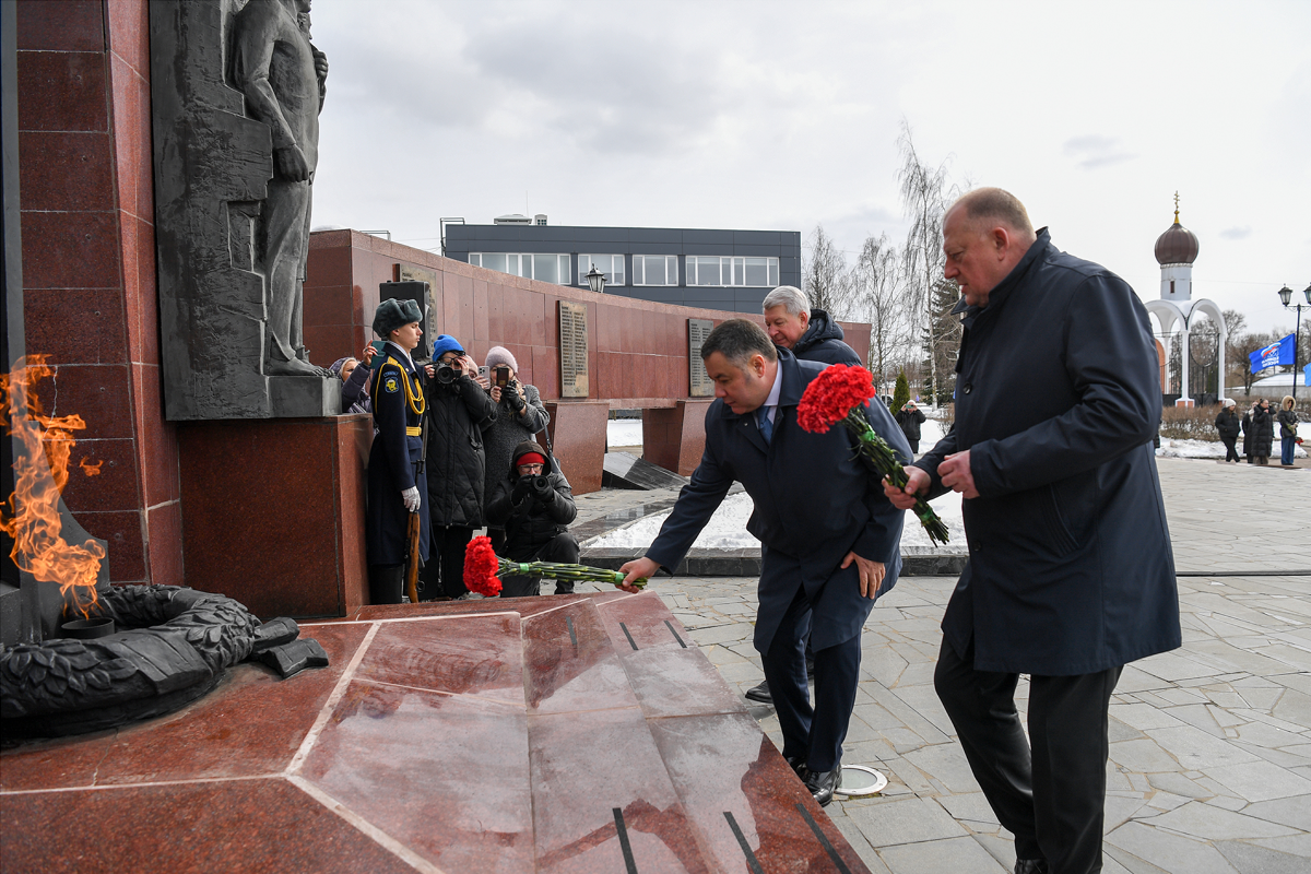 Храним огонь Победы: в Твери Вечный огонь на Смоленском захоронении перевели на постоянное горение