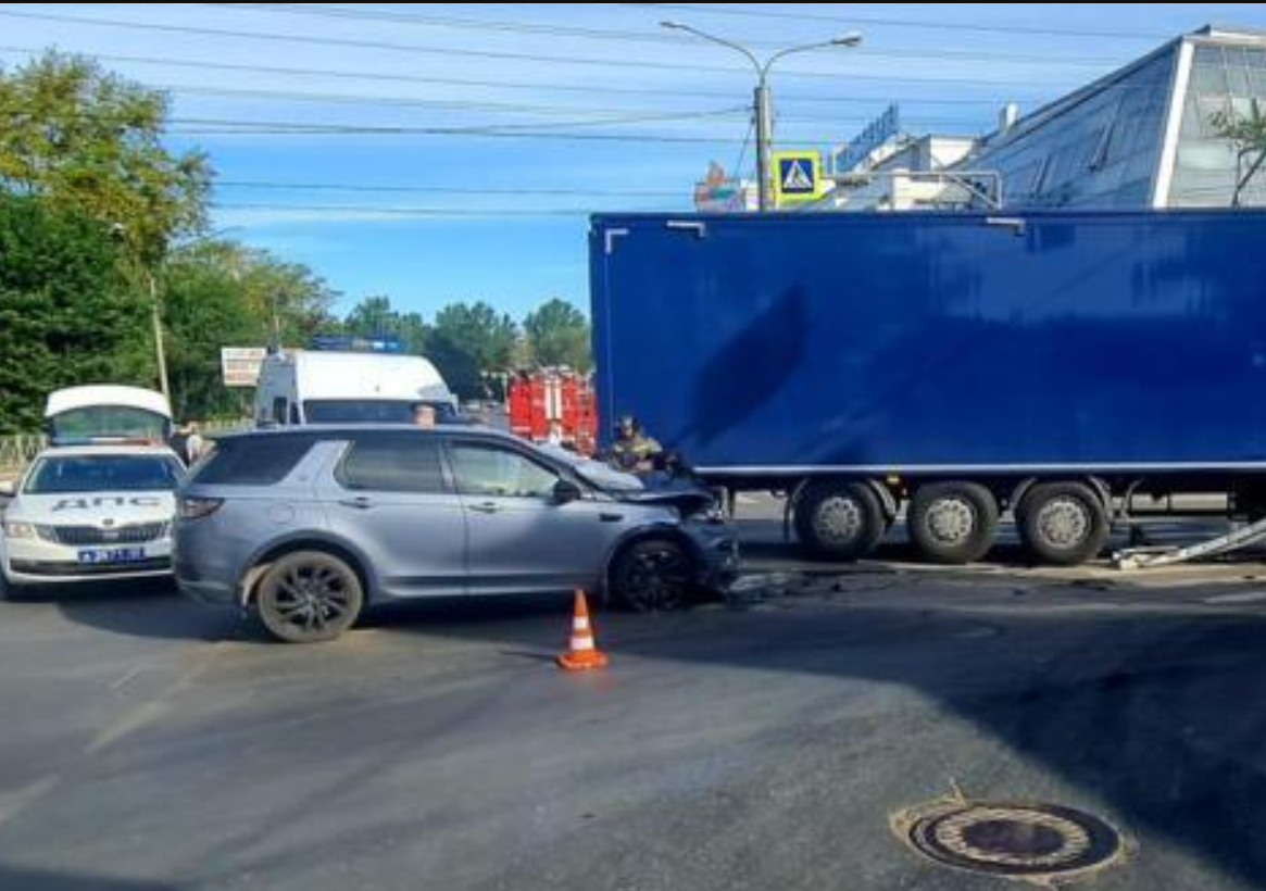 ДТП с фурой создало помеху движению в центре Вологды